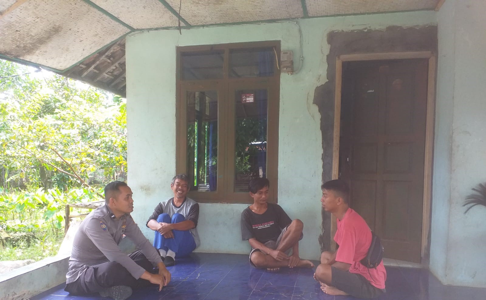Bhabinkamtibmas Polsek Surian, Polres Sumedang, Aipda Arif Kustiana menyambangi warga binaanya di Dusun Pari Desa Wanajaya Kecamatan Surian Kabupaten Sumedang, Kamis (23/03/2023).