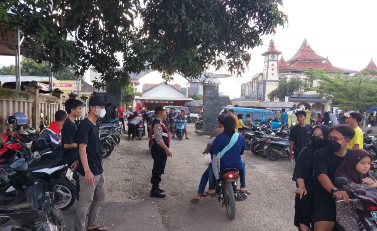 Polres Sumedang Polda Jabar melaksanakan kegiatan Patroli Ngabuburit di tempat-tempat keramaian masyarakat dan pasar ramadhan di Wilayah Kabupaten Sumedang. Jumat (24/03/2023).