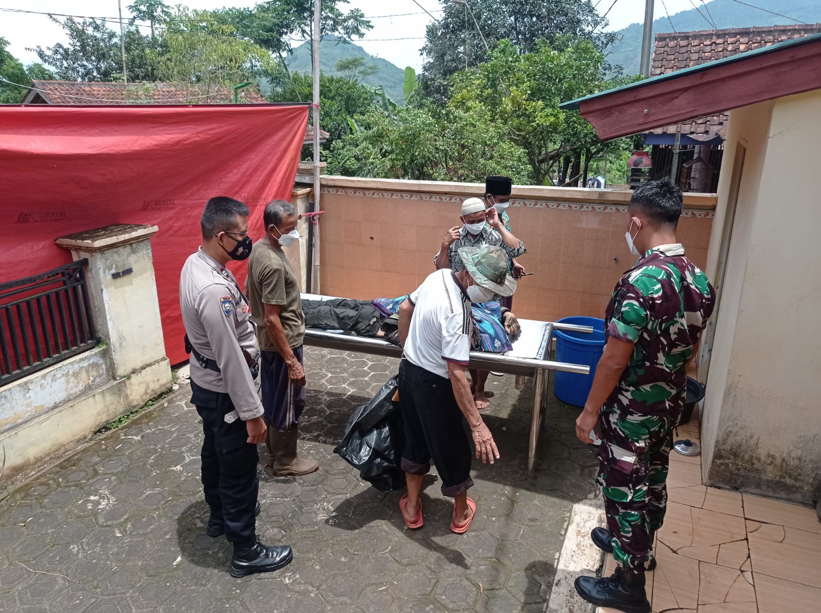Warga Desa Sindanggalih Kecamatan Cimanggung dikejutkan dengan penemuan jasad seorang pria yang telah meninggal dunia di sebuah gubug di wilayah Dusun Cibulakan Kaler Desa Sindanggalih Kecamatan Cimanggung Kabupaten Sumedang pada Minggu (26/03/2023) siang.