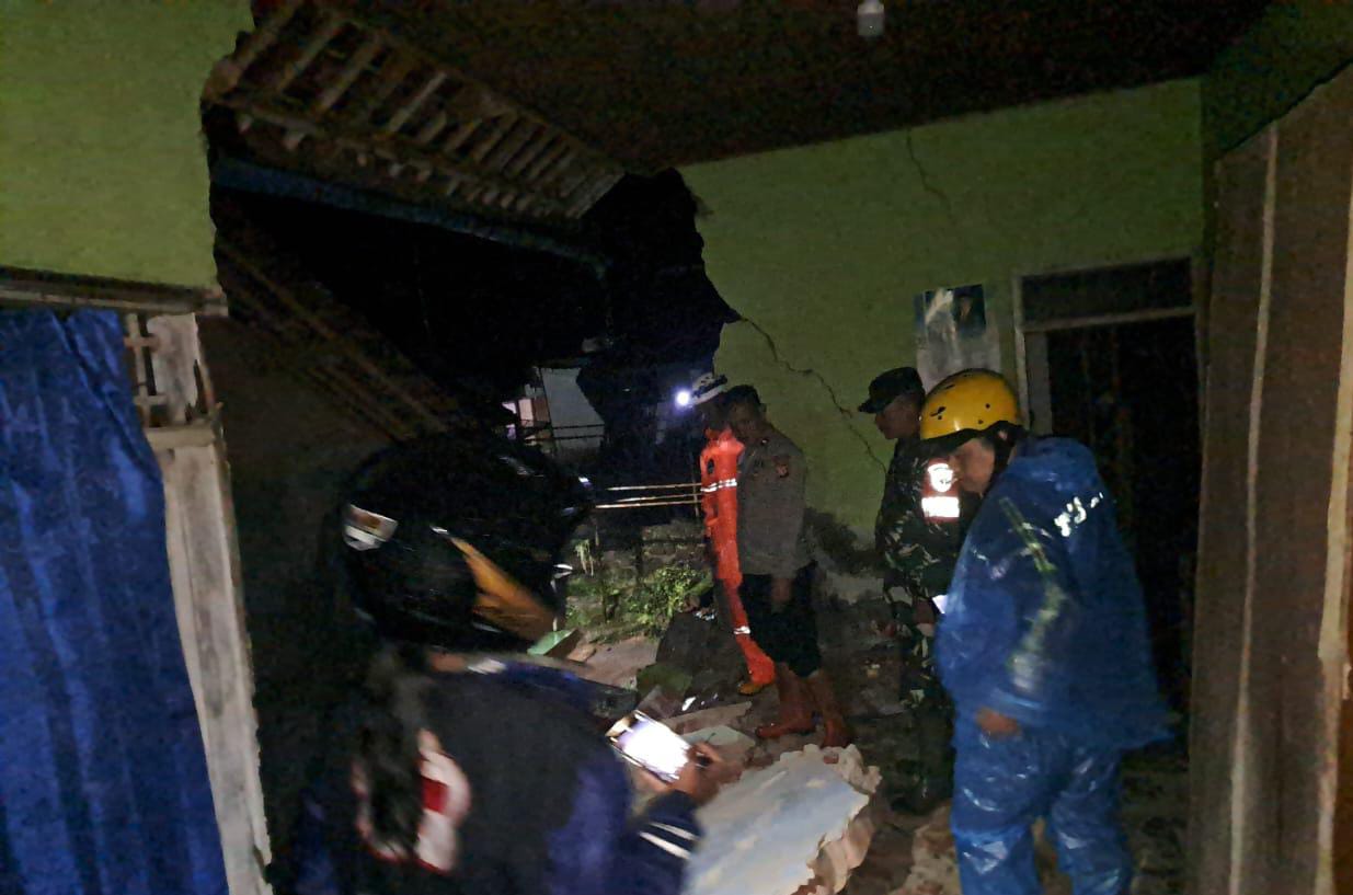 tembok rumah berukuran 6 x 12 meter milik Ade Tata (56) warga Dusun Nagrak Desa Cikareo Kecamatan Wado Kabupaten Sumedang roboh pada hari Minggu (26/03/2023) sekira pukul 18.00 WIB.