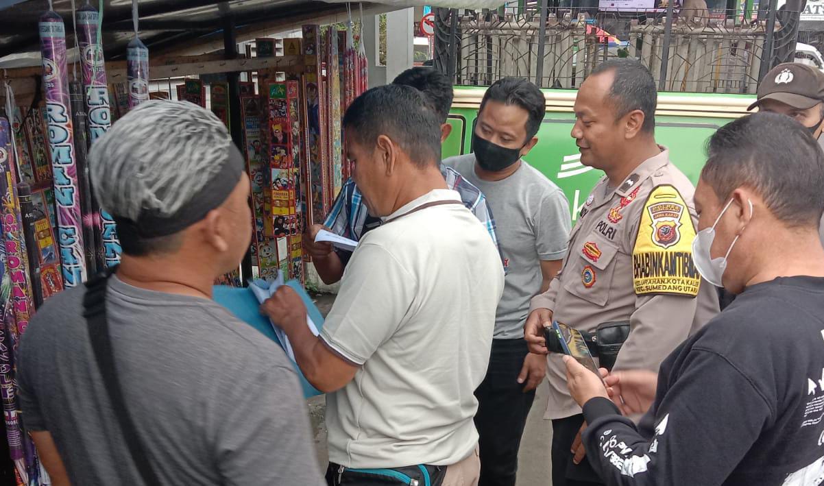 Sebanyak 1.200 biji petasan berhasil di amankan dan dimusnahkan kepolisian sektor Sumedang Utara dalam razia petasan Ilegal di wilayah hukum Kecamatan Sumedang Utara. Rabu, 29 Maret 2023.