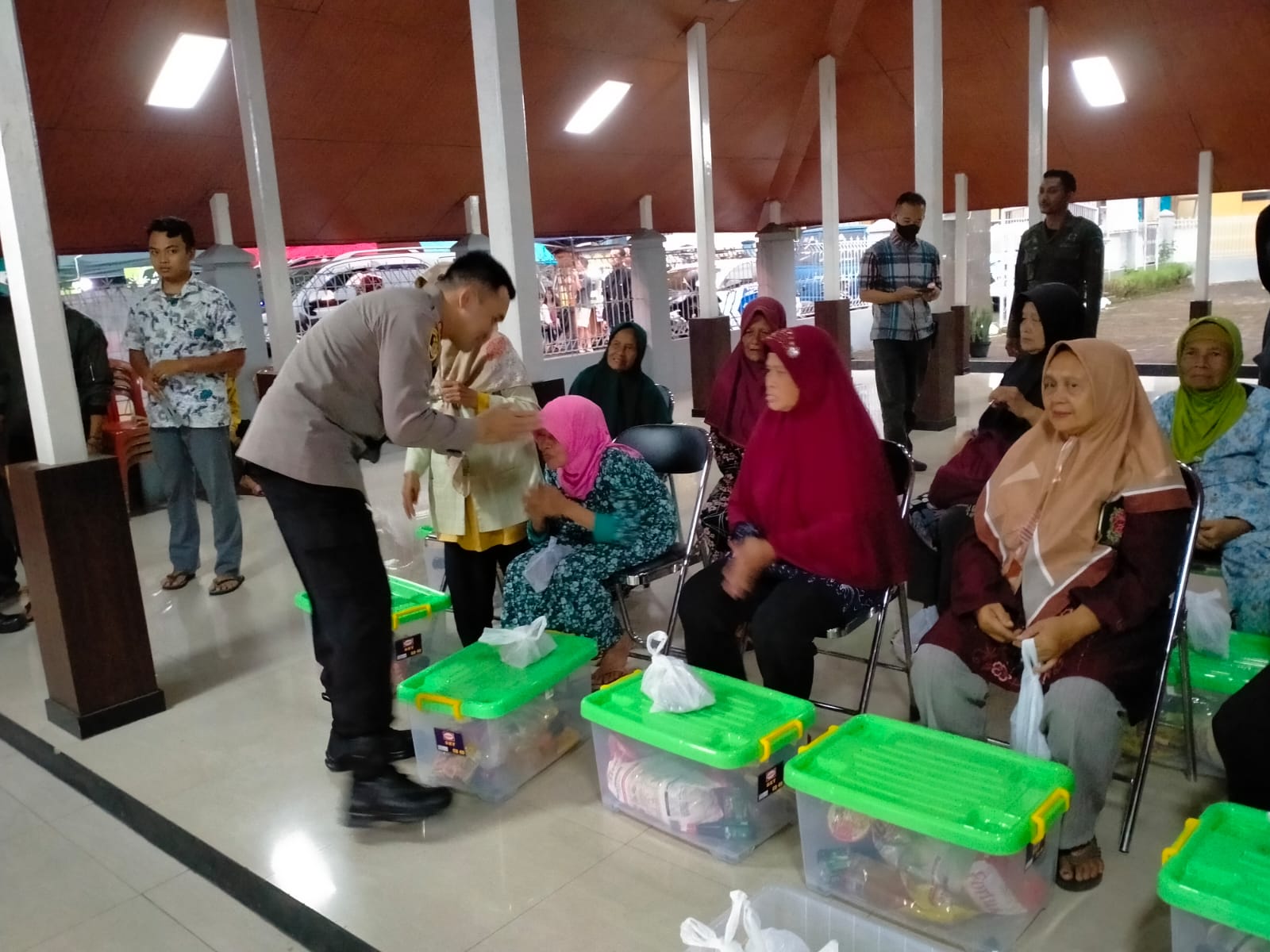 Kapolres Sumedang AKBP Indra Setiawan didampingi Wakapolres Kompol Endar Supriyatna serta Para Pejabat Utama Polres Sumedang melaksanakan kegiatan Bakti Sosial di Pendopo Kecamatan Sumedang Utara Kabupaten Sumedang. Kamis (30/03/2023).
