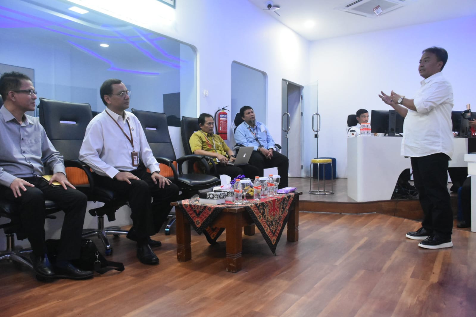 Tim Kajian Badan Riset dan Inovasi Nasional (BRIN) saat bertemu dengan Sekretaris Daerah Kabupaten Sumedang Herman Suryatman didampingi beberapa Kepala SKPD di Command Center Sumedang, Pusat Pemerintahan Sumedang (PPS). Rabu 8 Maret 2023.