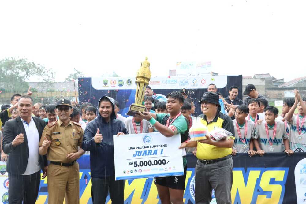 SMPN 1 Sumedang berhasil meraih juara para Liga Pelajar pada Kompetisi Sepakbola Tingkat SLTP se Sumedang setelah pada pertandingan final mengalahkan SMPN 1 Darmaraja lewat adu penalti dengan skor akhir 4-3, di Stadion Ahmad Yani Sumedang Jl. Tampomas No.35, Kabupaten Sumedang, Jawa Barat.