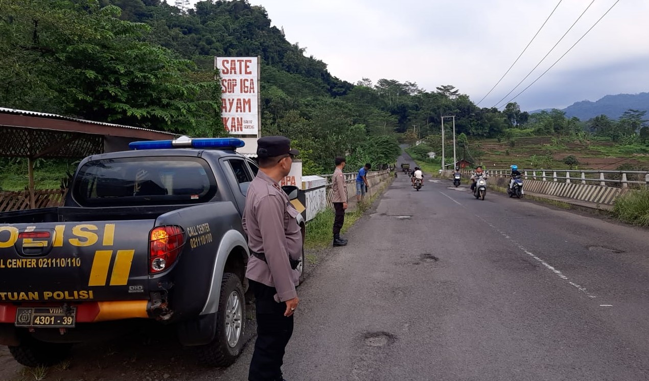 Polsek Wado, Polres Sumedang, Polda Jabar, melaksanakan patroli ngabuburit di Jalan Lingkar Wado-Darmaraja untuk mengantisipasi adanya balapan liar maupun gangguan kamtibmas lainnya pada saat menjelang waktu berbuka puasa. Selasa (04/04/2023).