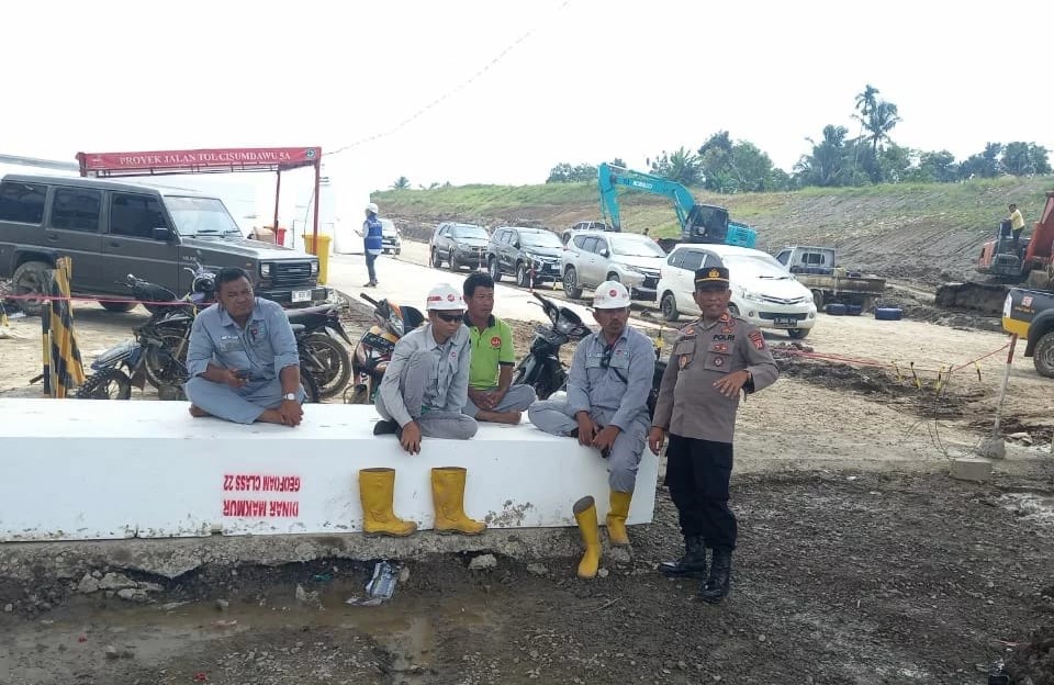 Kapolsek Conggeang, Polres Sumedang, Polda Jabar, AKP Adang Sobara, melaksanakan pengecekan progres percepatan pembangunan Jalan Tol Cisumdawu di Kecamatan Conggeang, Kabupaten Sumedang. Rabu (05/04/2023).