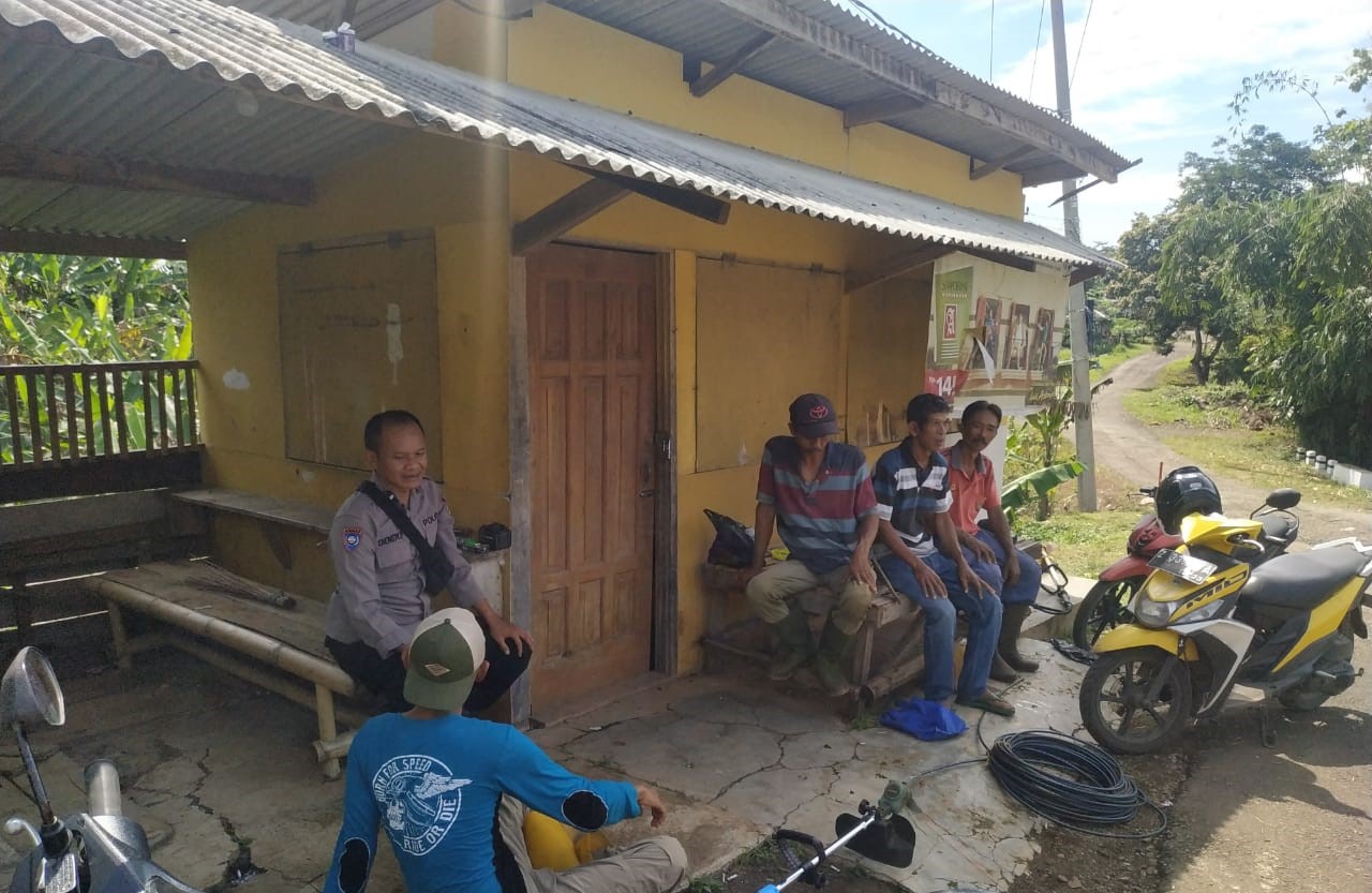 Bhabinkamtibmas Polsek Jatigede Polres Sumedang Polda Jabar, Aipda Dendi, melakukan silaturahmi dengan warga Dusun Kadu Desa Kadujaya, Kecamatan Jatigede, Kabupaten Sumedang sebagai upaya untuk menjaga situasi kamtibmas yang kondusif di wilayah tersebut.