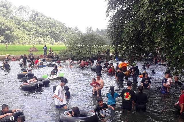 Momen Libur Lebaran dimanfaatkan warga untuk mengunjungi sejumlah objek wisata. Salahsatunya wisata mata air di Cikandung di Desa Nyalindung, Kecamatan Cimalaka, Kabupaten Sumedang.