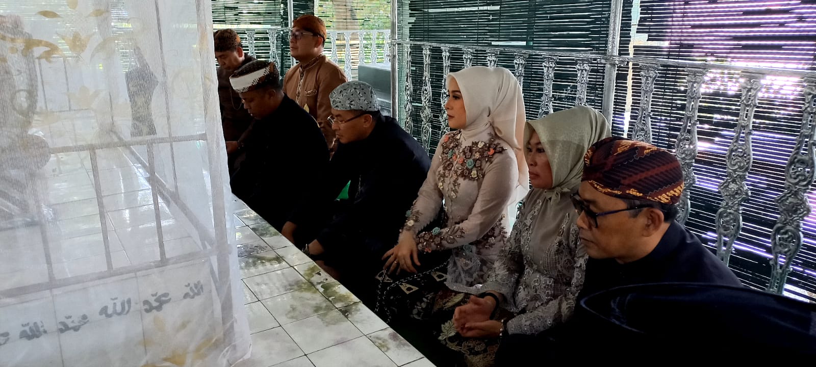 Bupati Sumedang dan rombongan melakukan ziarah kubur ke makam Dayeuh Luhur di Kecamatan Ganeas, Kabupaten Sumedang Jawa Barat.
