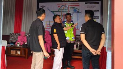 Sekretaris Daerah Kabupaten Sumedang Herman Suryatman saat melakukan peninjauan pelayanan mudik lebaran di Posko Sumedang Utara, Karyapyak, Kamis (20/4/2023).
