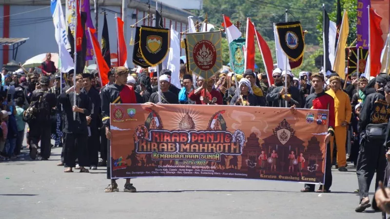 Pasukan Santana melakukan Kirab Panji dengan berjalan kaki dari Kecamatan Darmaraja hingga ke Kecamatan Sumedang Selatan.