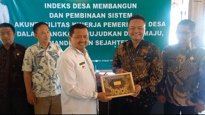 Disela- sela kegiatan Deklarasi Indeks Desa Membangun dan Pembinaan Sistem Akuntabilitas Kinerja Pemerintahan Desa (SAKIP) Dalam Rangka Mewujudkan Desa Maju. Mandiri dan Sejahtera di Pendopo Pusat Pemerintahan Sumedang (PPS), Kamis, (13/7/2023).