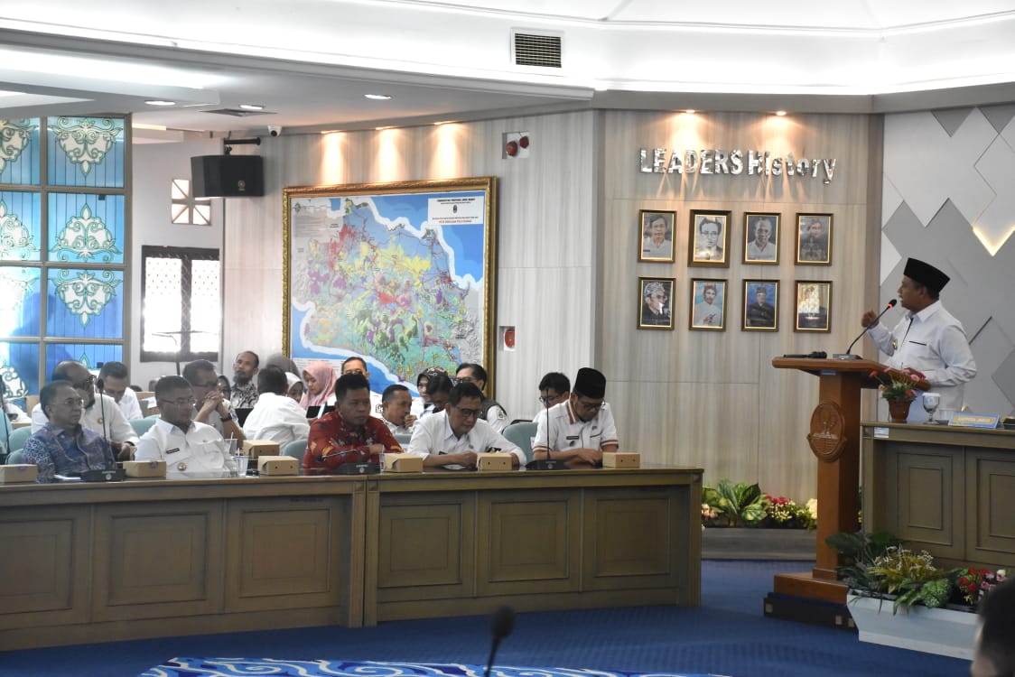 Wakil Bupati Erwan Setiawan selaku Ketua Tim Koordinasi Penanggulangan Kemiskinan (TKPK) Kabupaten Sumedang mengikuti Rapat Koordinasi (Rakor) TKPK Provinsi Jawa Barat Tahun 2023. Rabu, (12/7/2023).