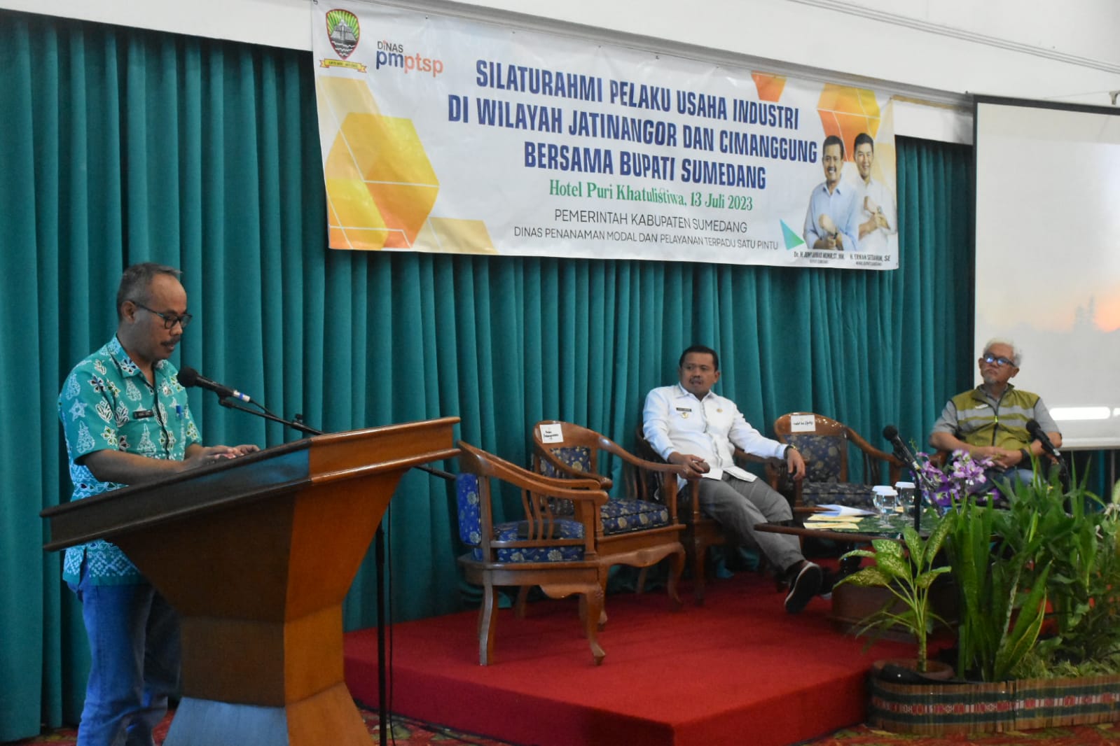 Bupati Sumedang Dony Ahmad Munir membuka Rapat Koordinasi dalam rangka Silaturahmi antara investor/pelaku usaha industri di wilayah Jatinanggor dan Cimanggung di Hotel Puri Khatuliswa. Kamis, 13 Juli 2023.