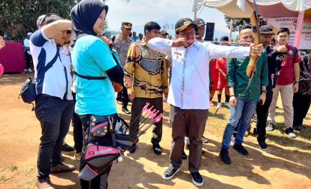 Pemerintah Desa Margamukti, Kecamatan Sumedang Utara mendorong kalangan remaja dan pemudanya untuk selalu berkegiatan positif, salah satunya berolahraga. Guna mendongkrak potensi di bidang olahraga, Pemdes Margamukti menyediakan sarana tempat latihan.