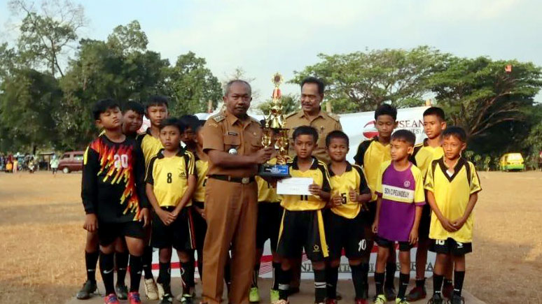Kontingen tim sepakbola Desa Sukaratu lolos sebagai juara pertama usai mengalahkan tim Desa Neglasari dalam turnamen Sepakbola Usia Sekolah Dasar antara-desa se Kecamatan Darmaraja. Senin, 31 Juli 2023.