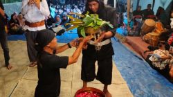 Masyarakat adat Dusun Ciwaru Desa Cisarua Kecamatan Cisarua, menggelar ritual menyambut Tahun Baru Islam 1445 Hijriyah. Senin, 31 Juli 2023 malam.