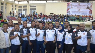 Bupati Sumedang Dony Ahmad Munir membuka Pekan Olahraga dan Seni (Porseni) para guru yang terhimpun dalam PGRI di GOR Tadjimalela, Senin (21/8/2023).