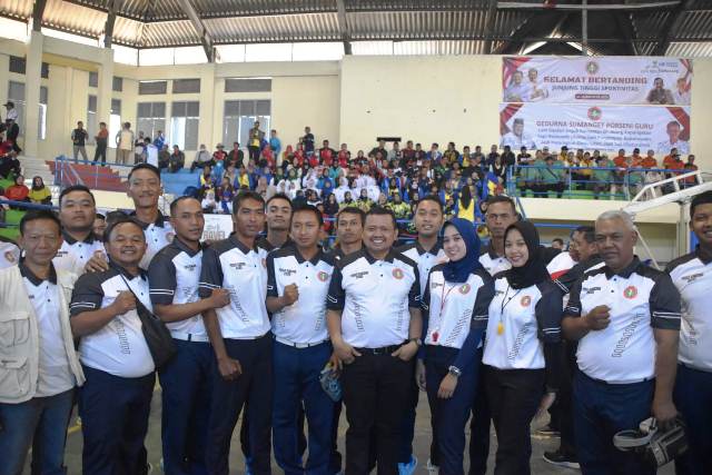 Bupati Sumedang Dony Ahmad Munir membuka Pekan Olahraga dan Seni (Porseni) para guru yang terhimpun dalam PGRI di GOR Tadjimalela, Senin (21/8/2023).