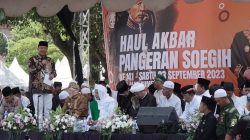 Penjabat (Pj) Bupati Sumedang Herman Suryatman mengajak saat menghadiri Haul Akbar Pangeran Soegih di Alun-alun Sumedang. Sabtu, 23 September 2023.