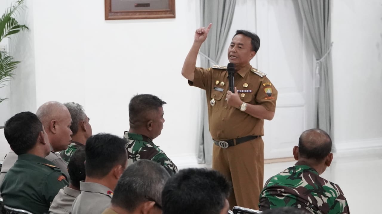 Forum Koordinasi Pimpinan Daerah (Forkopimda) dan Pemerintah Daerah Kabupaten Sumedang berkomitmen untuk menjadi 'juara' di hati masyarakat. Hal itu terungkap dalam Rakor Forkopimda sekaligus dengan Forkopimcam se-Kabupaten Sumedang bertempat di Gedung Negara. Senin (25/9/2023).