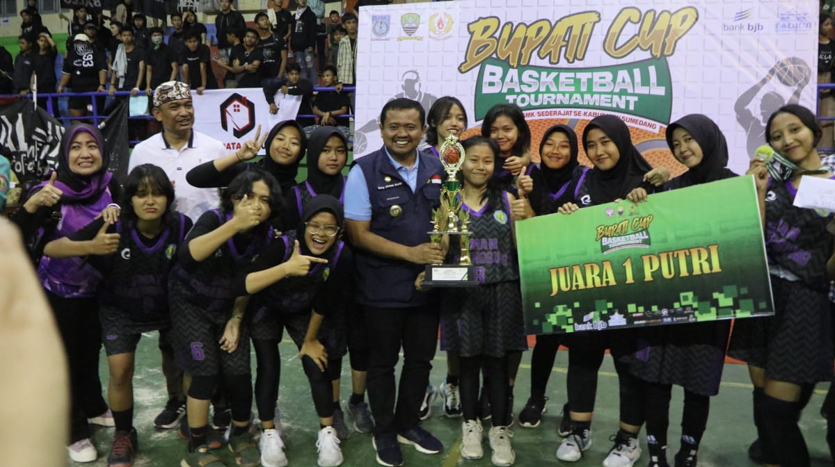 Bupati Sumedang Dony Ahmad Munir saat menghadiri pertandingan final Bola Basket Piala Bupati 2023 di GOR Tadjmalela Sumedang, Minggu (3/9/2023).