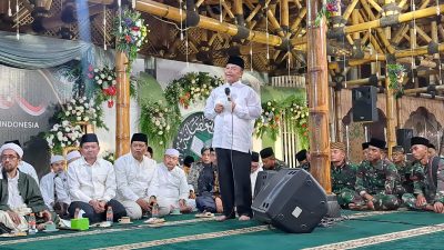 Pj. Bupati Sumedang Herman Suryatman, menjadi dirigen lagu kebangsaan pada acara Maulid Akbar Nabi Muhammad SAW di Ponpes Asy Syifa Wal Mahmudiyah Simpang, Kecamatan Pamulihan. Minggu, (1/10/2023).