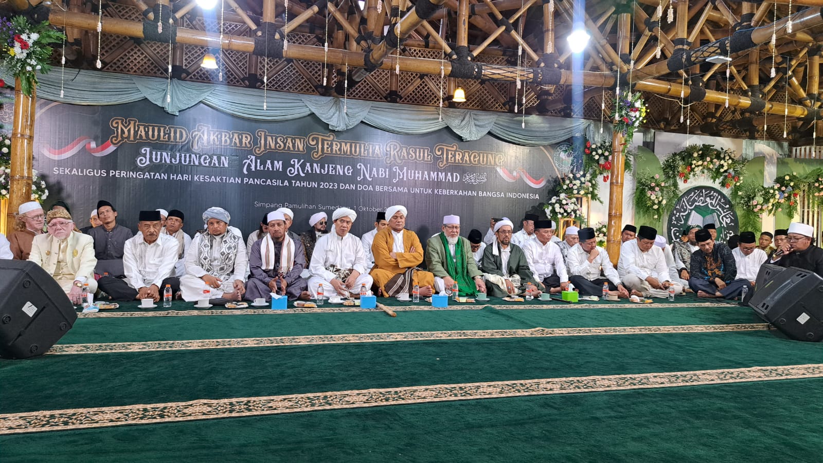 Pj Bupati Herman Suryatman saat menghadiri Maulid Akbar Nabi Muhammad SAW dan Peringatan Hari Kesaktian Pancasila di Pondok Pesantren Internasional Asy Syifa Walmahmudiyah, Dusun Simpang Desa Haurgombong Kecamatan Pamulihan. Minggu, (1/10/2023).