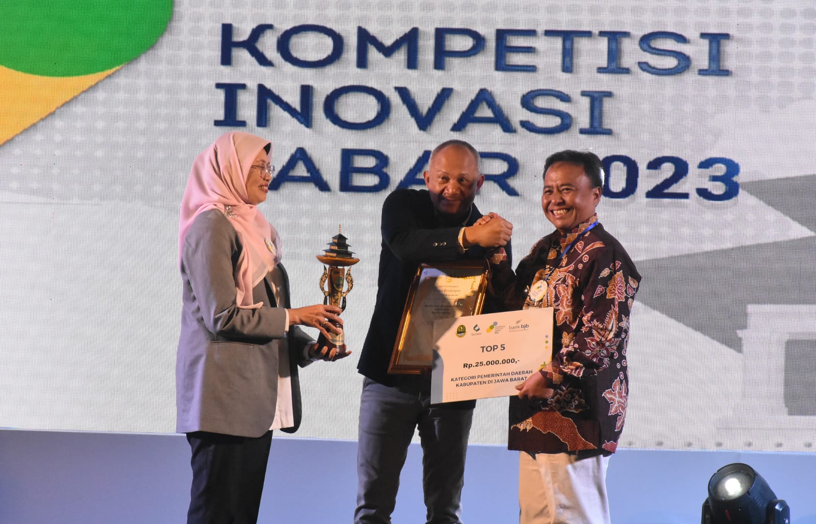 Sumedang kembali meraih anugerah Best Of The Best dan Kabupaten Terbaik Pertama untuk Inovasi Pemerintah Daerah di ajang Kompetisi Inovasi Jawa Barat (KIJB) 2023 yang digelar Pemprov Jabar di Hotel Papandayan, Kota Bandung, Selasa, (3/10/2023).