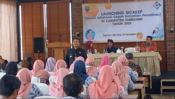 Penjabat Bupati Sumedang, Herman Suryatman meluncurkan Aplikasi SICAKEP atau Sistem Informasi Cegah Kematian Persalinan. Peluncuran aplikasi yang diselenggarakan Dinas Kesehatan Kabupaten Sumedang itu berlangsung di Sapphire City Park Sumedang. Jumat, 3 November 2023.