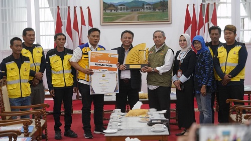 Pj Bupati Sumedang Herman Suryatman menerima silaturahmi dari lima orang tenaga kerja konstruksi asal Kabupaten Sumedang yang meraih Juara I Pembangunan Rumah Mini Tingkat Nasional pada ajang Lomba Konstruksi Indonesia 2023 di Jakarta Internasional Expo beberapa waktu lalu. Rabu (15/11/2023).