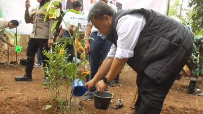 Pj. Bupati Sumedang Herman Suryatman bersama Kapolda Jabar Irjen Pol Akhmad Wiyagus menanam pohon di Taman Hutan Raya (Tahura) Gunung Palasari, Kecamatan Sumedang Selatan, Rabu (15/11/2023).