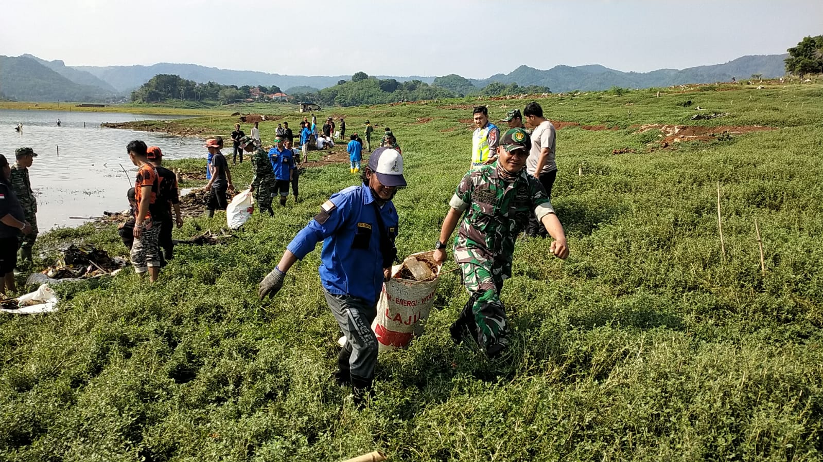 Kegiatan Karya Bakti Pembersihan Sampah Pesisir Waduk Jatigede di Blok Jatibungur Desa Sukaratu Kecamatan Darmaraja. Jumat, 29 Desember 2023.