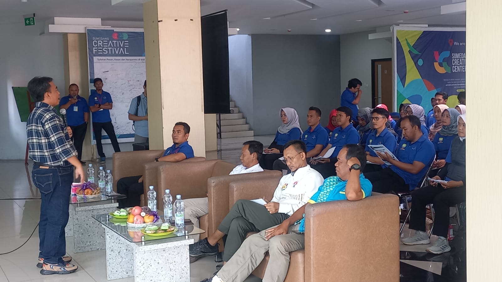 Ikatan Guru Olahraga Nasional menggelar kegiatan Workshop Implementasi Kurikulum Merdeka Mata Pelajaran PJOK SD/MI, SMP/ MTs, SMA/SMK/MA Sederajat Kabupaten Sumedang dengan Tema "Merdeka Belajar, Merdeka Mengajar". Kegiatan workshop dibuka Pj Bupati Sumedang di Gedung Creative Centre Sumedang. Jumat, 15 Desember 2023.