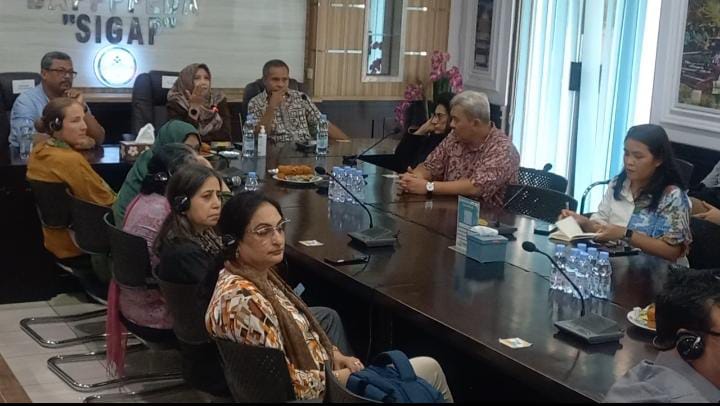 Penjabat Sekda Sumedang, Tuti Ruswati menerima kunjungan kerja dari 4 negara ke Kantor Bappppeda Kabupaten Sumedang. Ke-empat negara yang tandang ke Sumedang itu yakni Kanada, Pakistan, Bangladesh dan India.