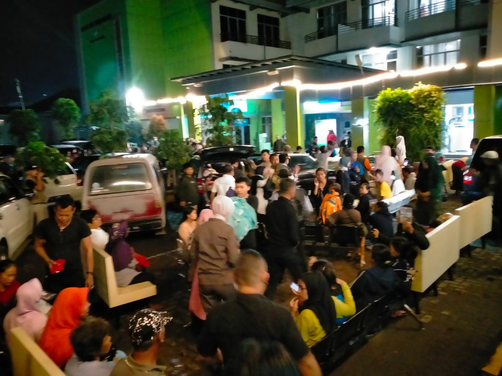 Pasien dievakuasi ke halaman parkir RSUD Sumedang.