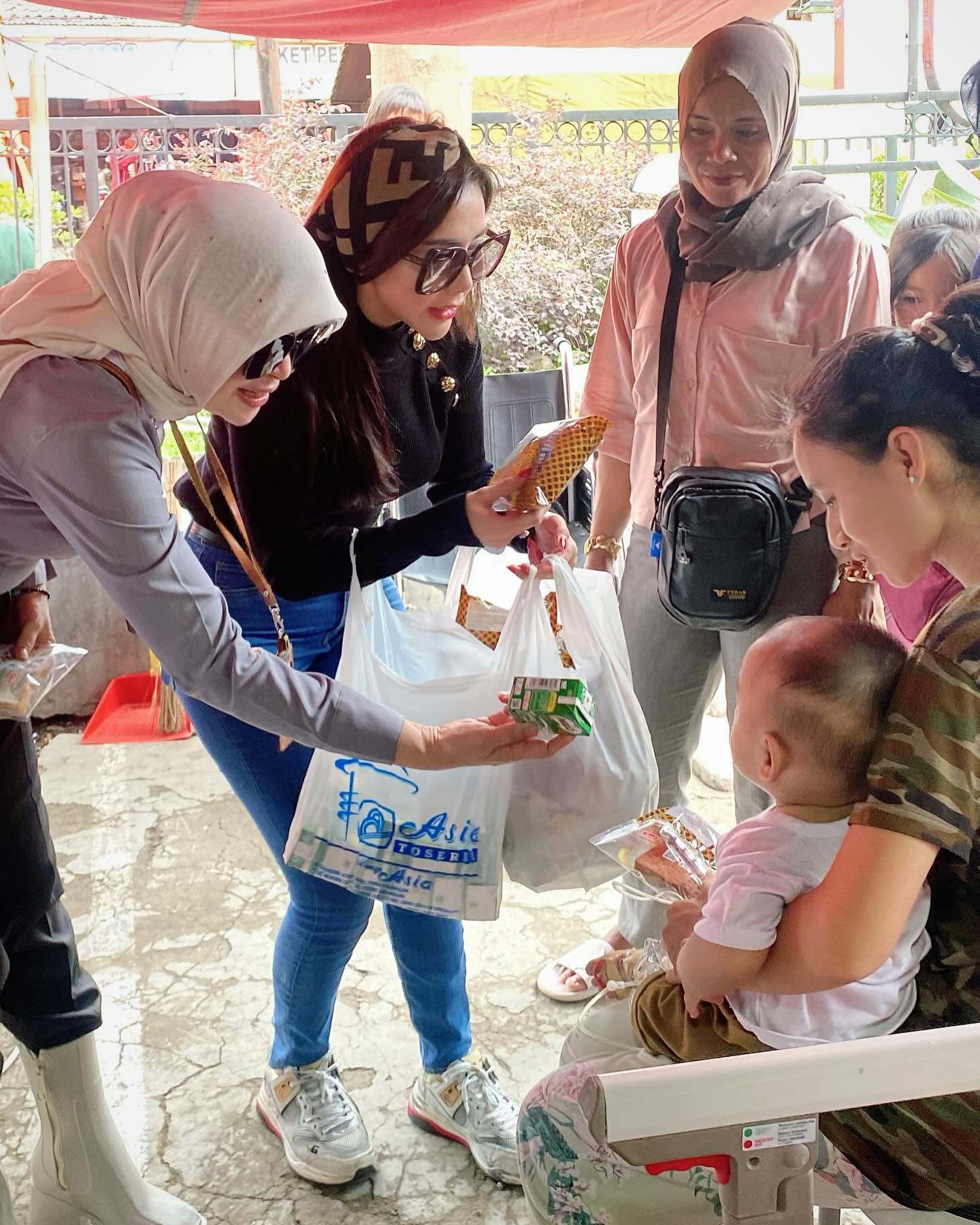 Pedangdut Ucie Sucita mengaku sebagai asli orang Sumedang dirinya terpanggil untuk berbagi kebahagiaan dengan warga terdampak bencana gempa tektonik di Kabupaten Sumedang Jawa Barat.