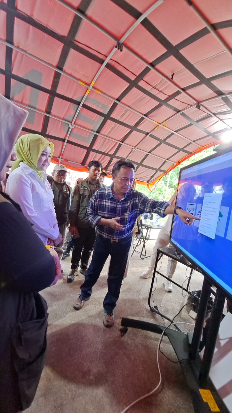 Pj Bupati Sumedang Herman Suryatman menunjukkan aplikasi SITABAH. Selasa (2/12/2024). 