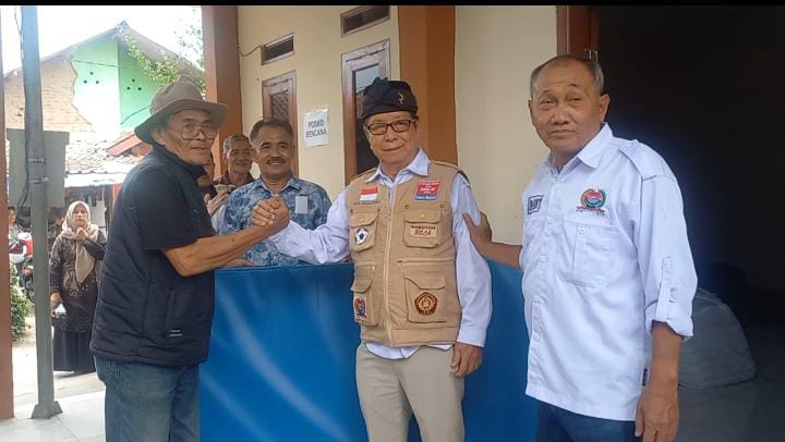 Bos Bola asal Kabupaten Majalengka yang juga Bendahara Umum Dewan Pusat pengurus Asosiasi Rukun Warga Rukun Tetangga (ARWT) Indonesia, A. Irwan Bola turut memberikan sejumlah bantuan pada korban gempabumi di Kabupaten Sumedang.