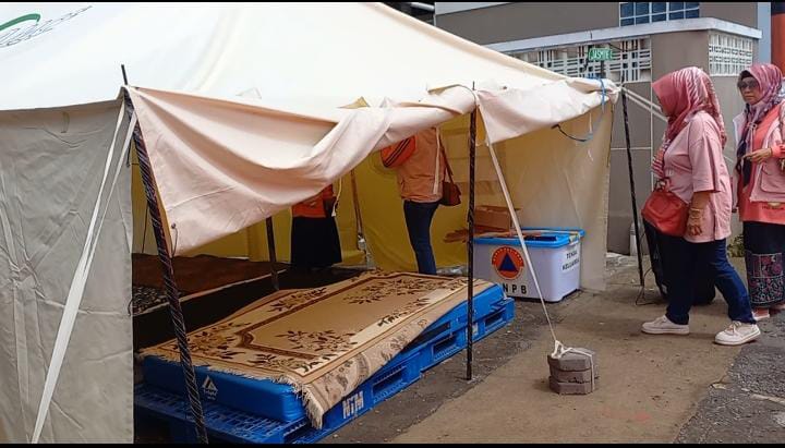Tenda pengungsian yang masih digunakan warga.