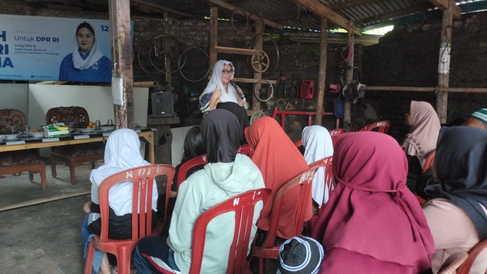 Farah Puteri Nahlia Caleg DPR RI Dapil Sumedang, Majalengka dan Subang saat melakukan kampanye di Desa Cilengkarang, Kecamatan Wado. Selasa 9 Januari 2024.
