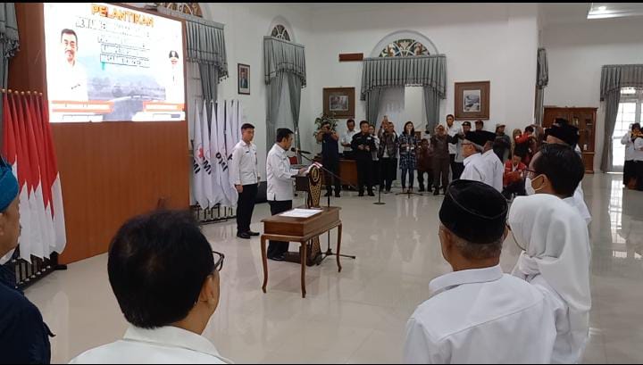 Ketua PMI Provinsi Jawa Barat Irjen Pol. (Purn) H. Adang Rocjana melantik Dewan Kehormatan dan Pengurus PMI Kabupaten Sumedang Masa Bakti 2023-2028 di Gedung Negara Sumedang. Kamis, 11 Januari 2023.