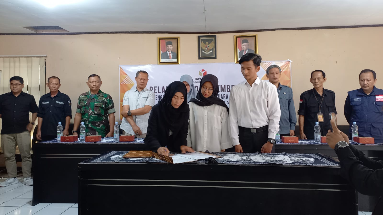 Panitia Pengawas Pemilihan Umum Kecamatan Sumedang Selatan melantik 248 Pengawas Pemungutan Tempat Suara (PTPS) se- Kecamatan Sumedang Selatan Kabupaten Sumedang di Aula Kantor Desa Sukajaya. Minggu, 21 Januari 2024.