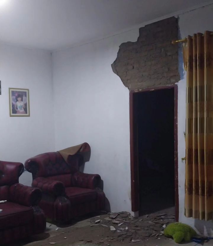 Tampak keadaan rumah kediaman bapak bhabinkamtibmas kelurahan situ pasca terjadi nya gempa di sumedang