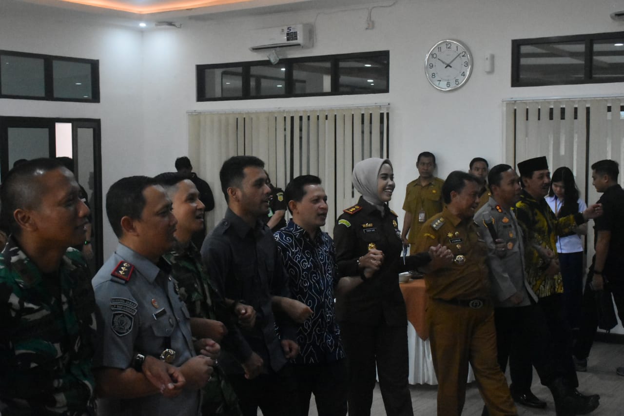 Pj Bupati Sumedang Herman Suryatman saat menghadiri Coffe Morning Koordinasi Sinergitas Pelaksanaan Pemilu Damai Tahun 2024 di Kejaksaan Negeri Sumedang. Senin, 12 Februari 2024.