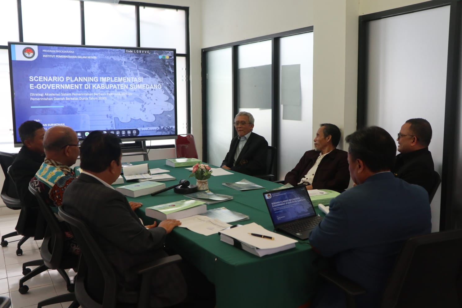 Penjabat Bupati Sumedang Herman Suryatman memilih "Scenario Planning Implementasi e-Government di Kabupaten Sumedang" untuk disertasinya pada seminar proposal penelitian Program Strata Tiga (S3) Ilmu Pemerintahan Pasca Sarjana Institut Pemerintahan Dalam Negeri (IPDN) di Jakarta. Jumat (15/3/2024).
