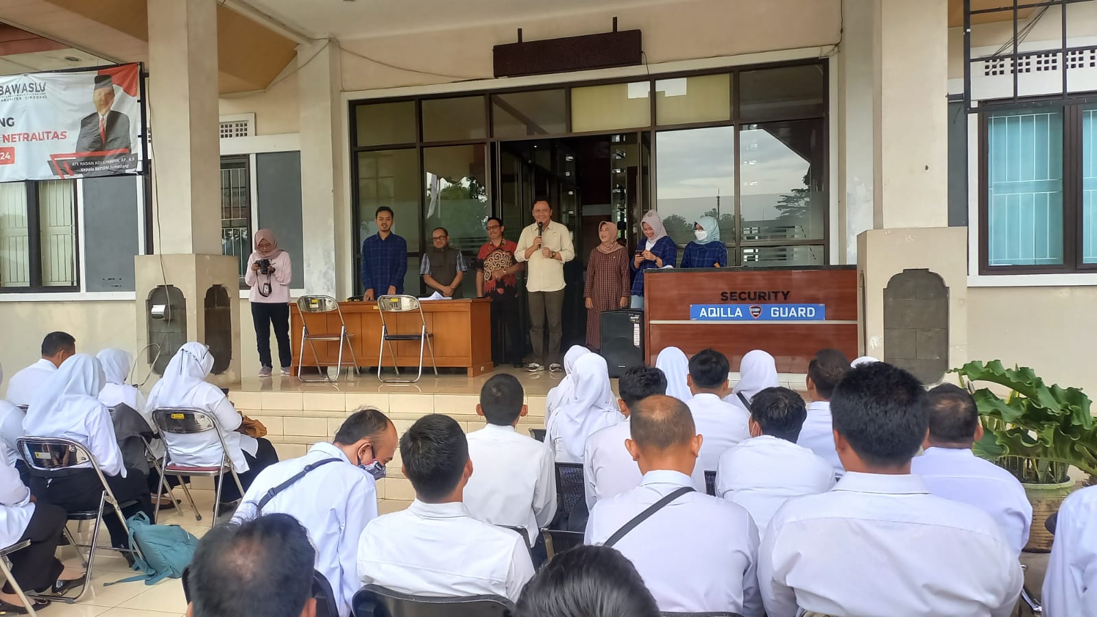Ketua Komisi DPRD Kabupaten Sumedang melakukan pengawasan terkait rencana pemgadan CPNS 2024 ke Badan Kepegawaian Pengembangan dan Sumber Daya Manusia Kabupaten Sumedang yang mana ada 200 formasi yang disiapkan untuk Kabupaten Sumedang sekaligus memberikan motivasi kepada non ASN yaitu P3K yang sudah mendapatkan kontrak. Bertempat di Gedung BKPSDM Sumedang. Jumat 15 Maret 2024.