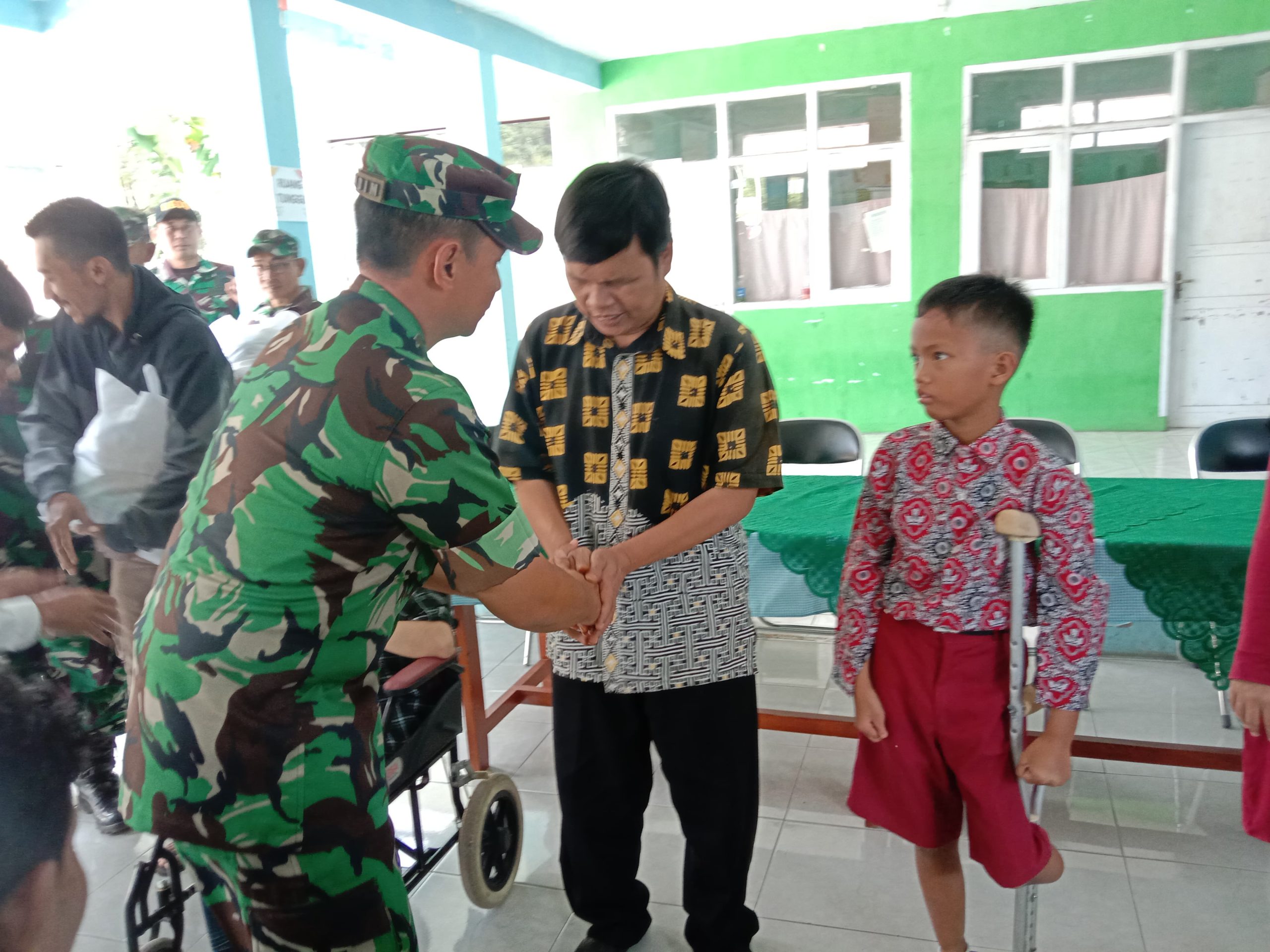 Sebanyak 50 orang penyandang disabilitas mendapat bantuan dari Kodim 0610/Sumedang dalam giat pemberian paket sembako terhadap Pertuni (Persatuan tuna netra Indonesia) di Desa Licin RT 001 RW 008 Kecamatan Cimalaka Kabupaten Sumedang. Jum'at(22/03/2024).