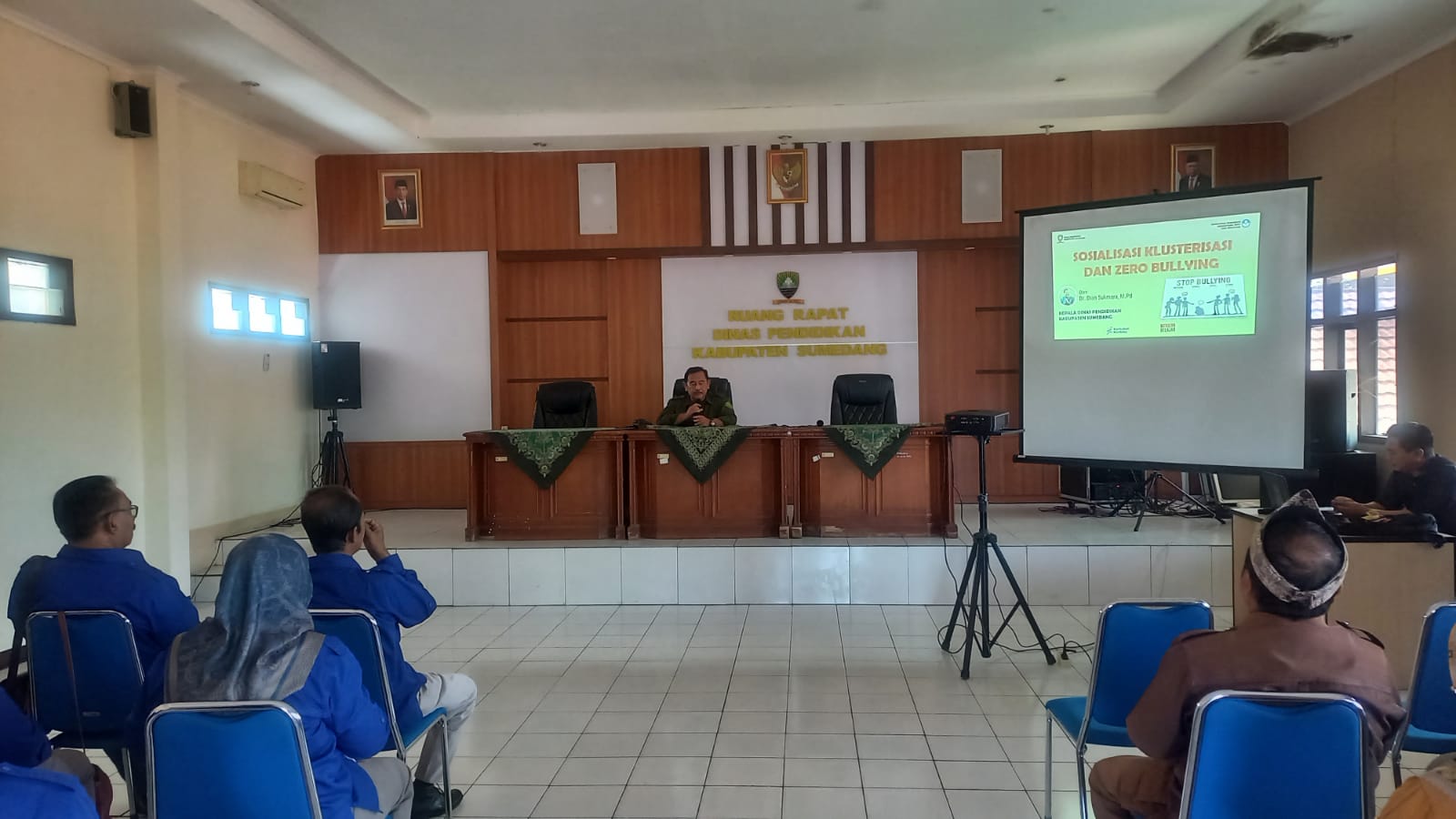 Dinas Pendidikan Kabupaten Sumedang menggelar kegiatan sosialisasi klusterisasi dan zero bullying pada para Kepala SMP di Kabupaten Sumedang di Aula Kantor Dinas Pendidikan Kabupaten Sumedang. Selasa, 26 Maret 2024.