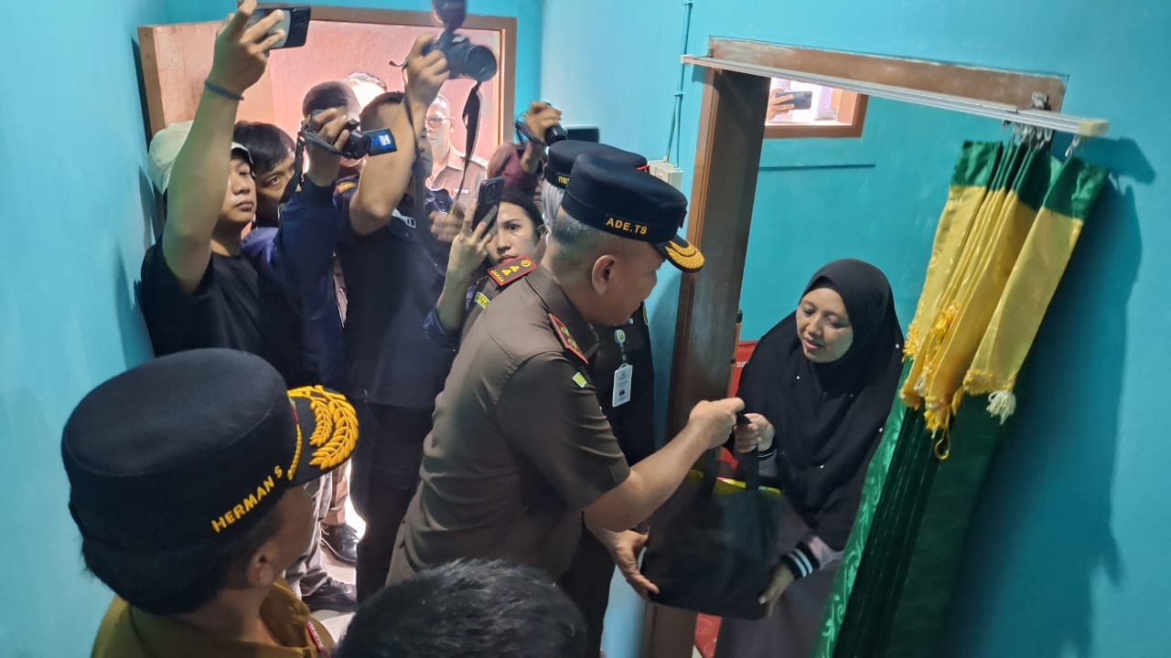 Penyerahan rumah hasil renovasi diresmikan oleh Kepala Kejati Jawa Barat Ade Tajudin Sutiawarman bersama Pj. Bupati Sumedang Herman Suryatman dan Kejari Sumedang Yenita Sari. Senin (4/3/2024)
